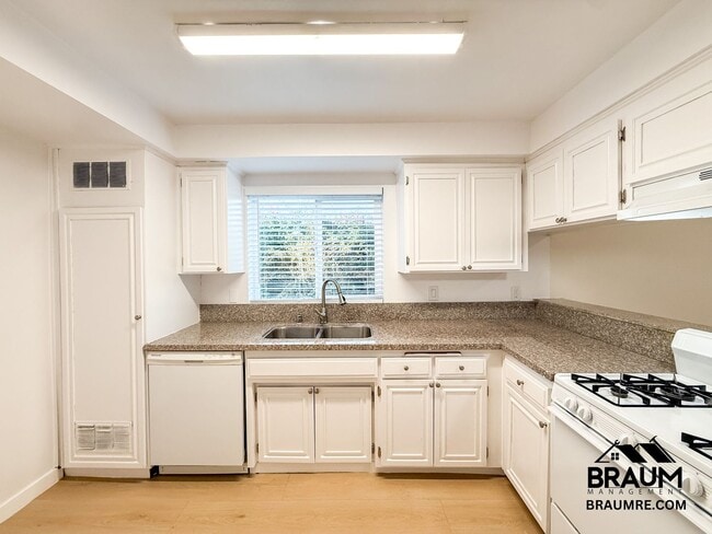 Photo - 11839 Burbank Blvd Unidad 4