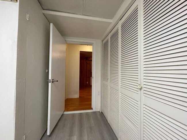 Photo - 6407 Clinton St