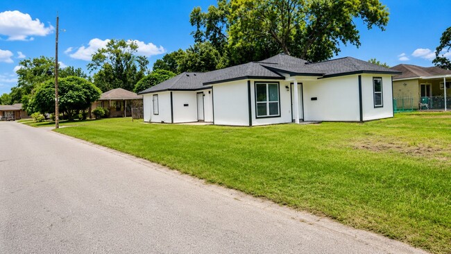 1206 Pinewood Ln