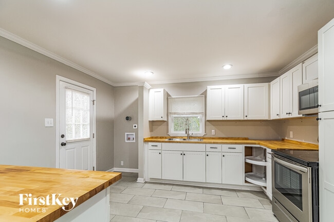 Photo - 401 Sparella St