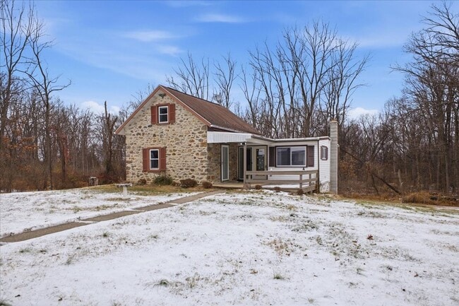 Building Photo - Single Home Available Just Under One Acre Lot!