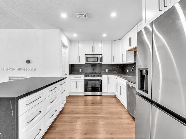 Photo - 3193 Taft St