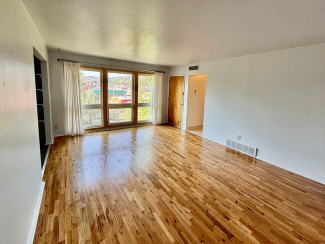 Photo - 728 Saint Charles St
