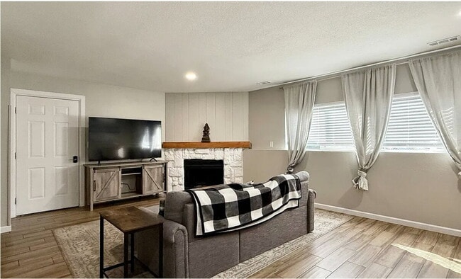 Building Photo - 2Bed / 1 Bath Upper Unit #2525