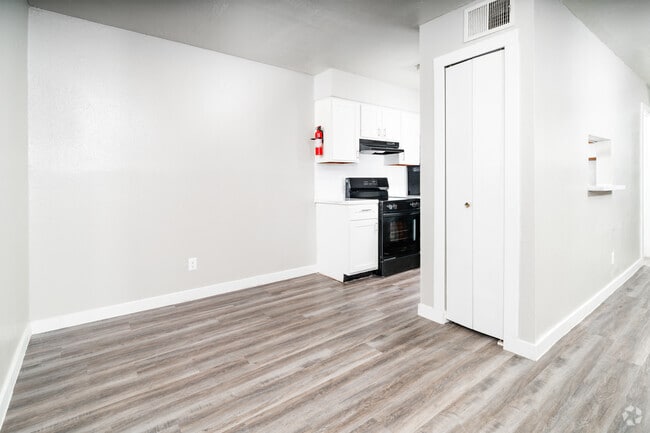 2BR, 2BA - 907SF - Dining Room