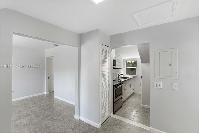 Building Photo - 1408 SW 19th Ter Unit 1410 Rental