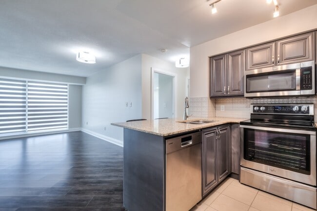 Building Photo - 18 Valley Woods Rd Unit 606