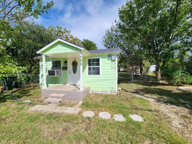 Photo - Updated 1-Bedroom Home with Spacious Yard ...