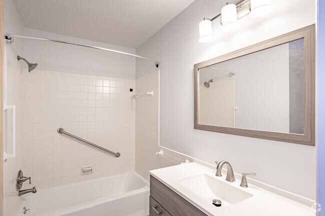 2BR, 2BA - 1,100SF - Primary Bathroom