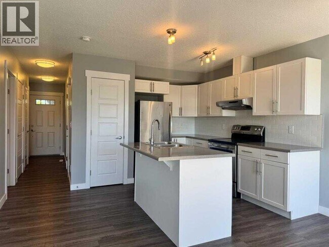 Photo - 8453-8101 101 Ave