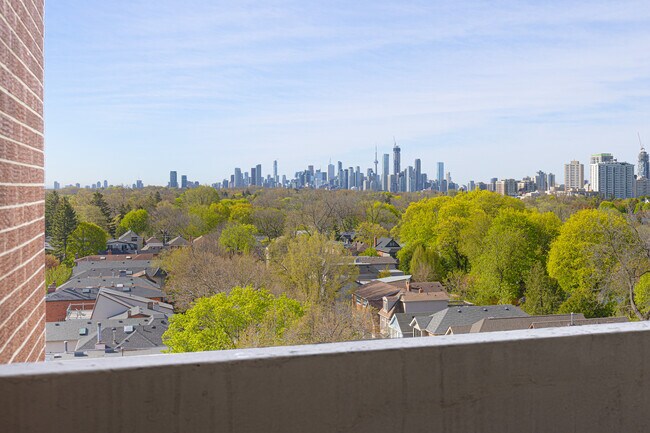 Photo - 435 Eglinton Ave E