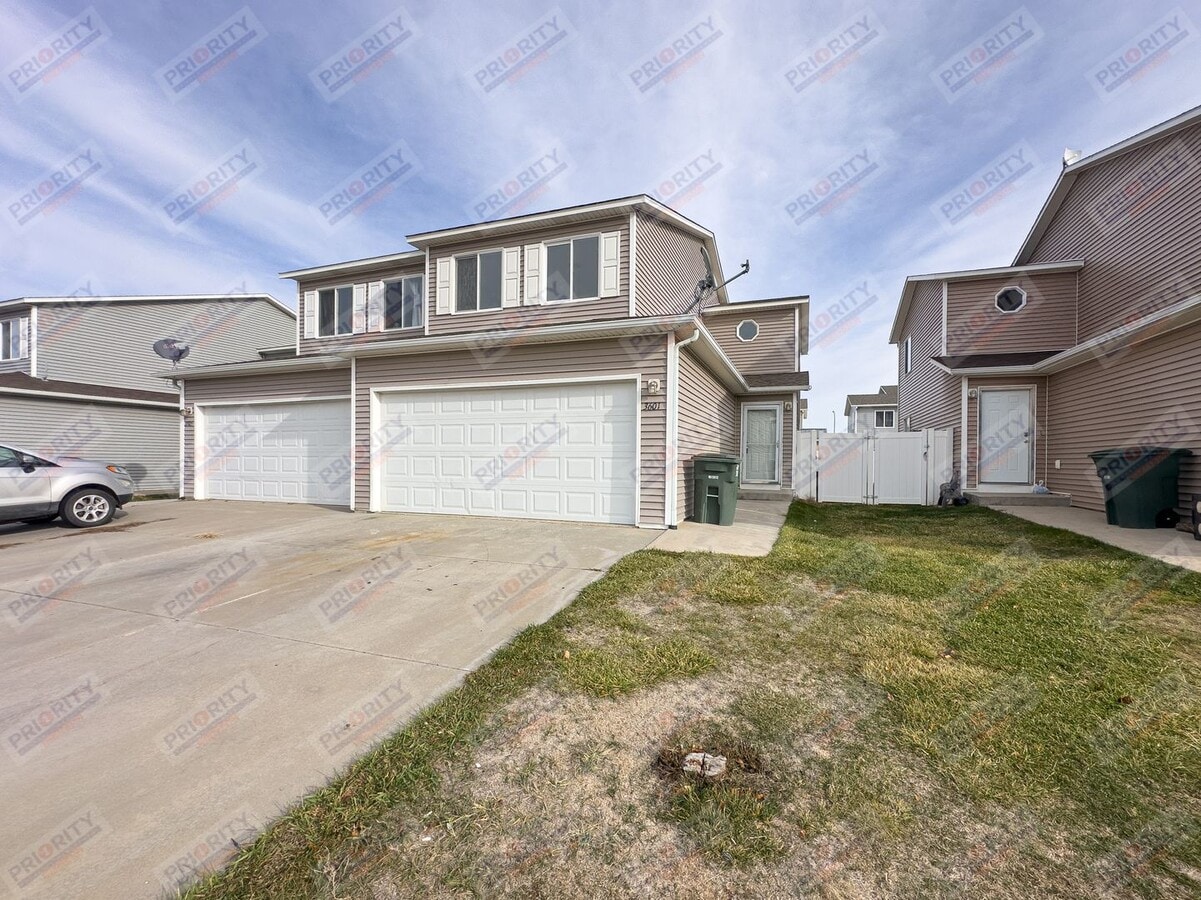 Townhome with a 2 car garage! - Townhome with a 2 car garage!