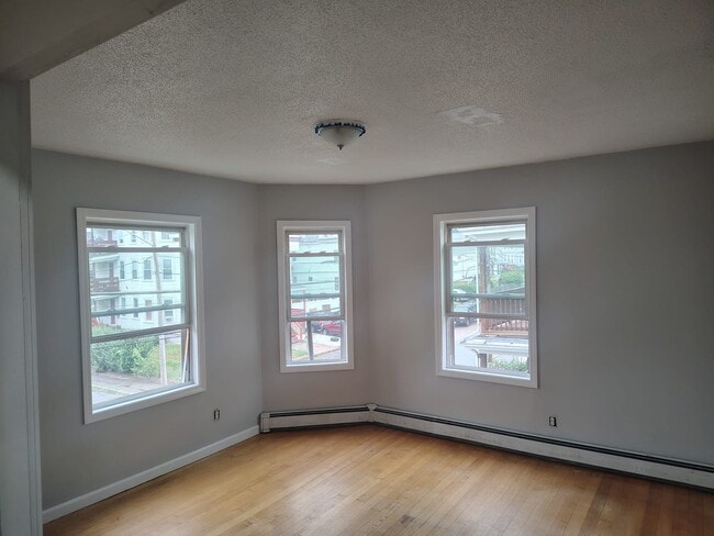 Building Photo - 206 Spring St Unit Apt #2