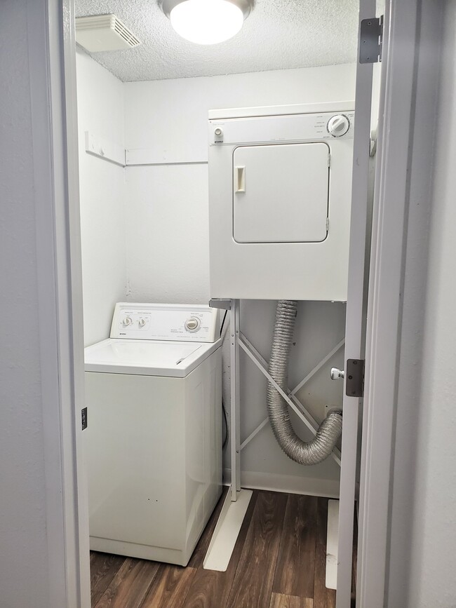 1X1 S Laundry Room