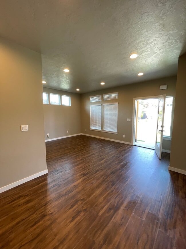 Photo - 2 Bedroom / 1 Bathroom Home Home in NE Bend