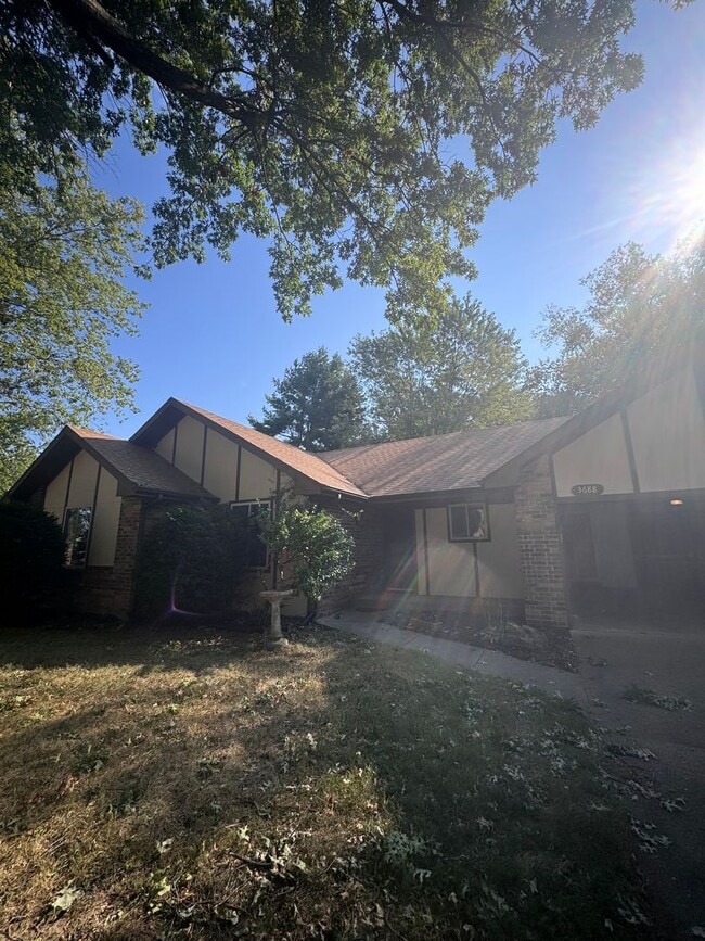 Building Photo - Spacious Home with large parklike yard
