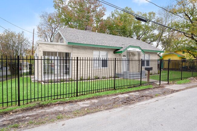 Photo - 5001 McKinney St
