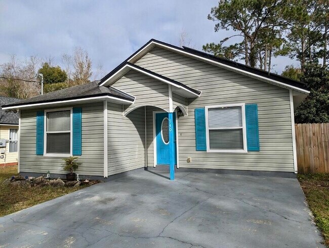 Photo - 740 N St Johns St