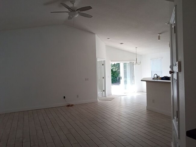 Photo - 370 Mizzen Ln