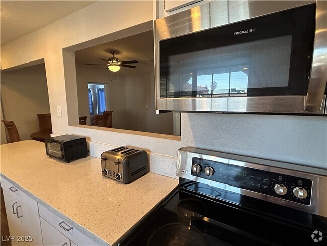 Building Photo - 2020 Santa Paula Dr Rental