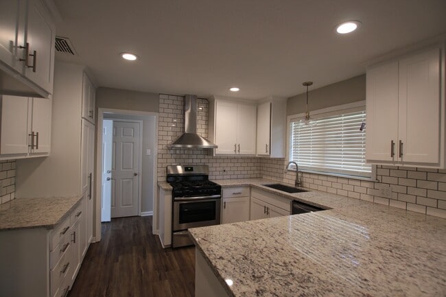 Photo - 701 Fair Ln