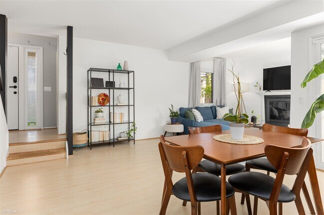 Photo - 3 br, 1.5 bath Townhome - 11247 Snowflake ...