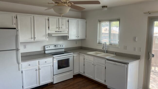 Photo - 725 Alexander Rd