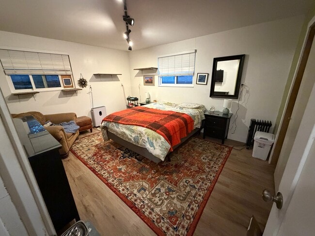 Building Photo - 565 W Midway Blvd