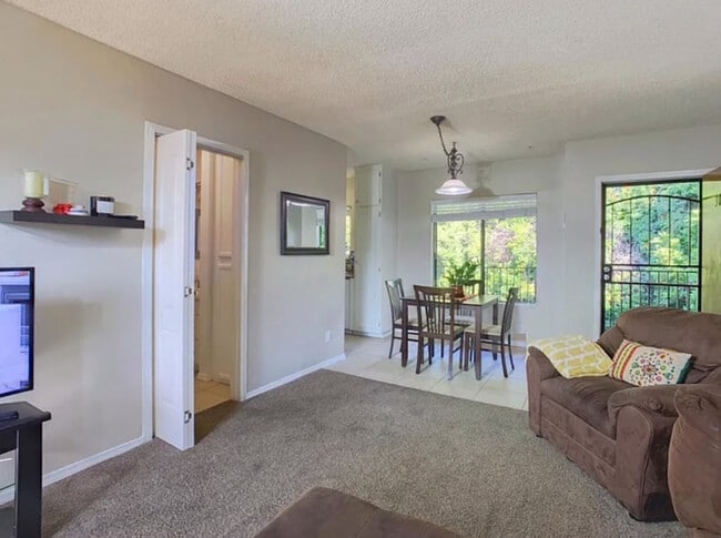 Building Photo - 6725 Mission Gorge Rd Unit 303B