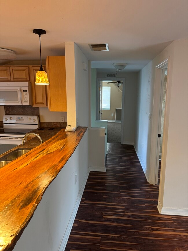 Cocina y pasillo - 312 1/2 S Alabama Ave Unidad Chelsea's Place