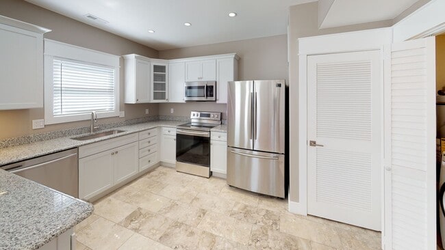 Building Photo - 4BR/3BA Duplex in Fort Sanders | Walk to U... Rental