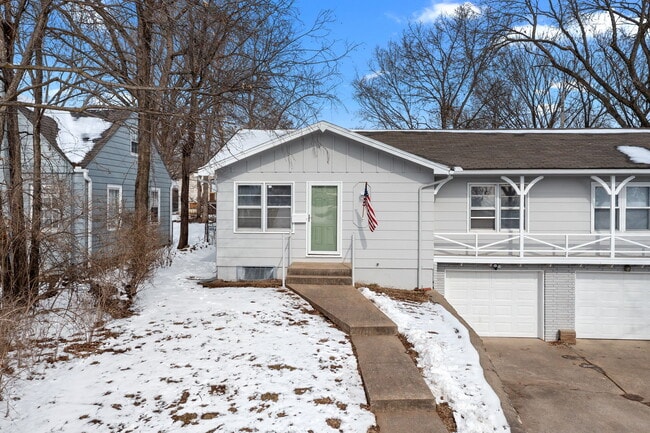 Building Photo - 906 E 84th St