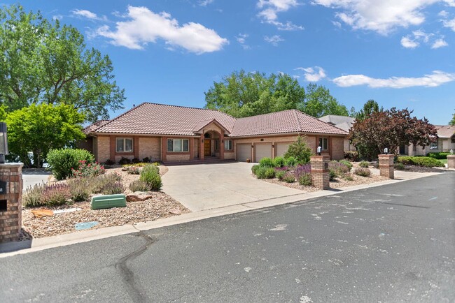 3957 Valley Oak Dr