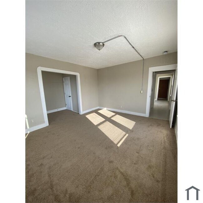 Building Photo - Modern 1 Bed/1 Bath Unit 35