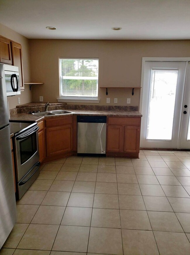 Photo - Cute townhome with 3 bd,2.5 bath, with garage near Tyndall AFB, restaurants and shopping.