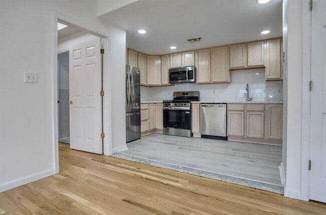 Building Photo - 217-219-219 Clinton St Unit 6
