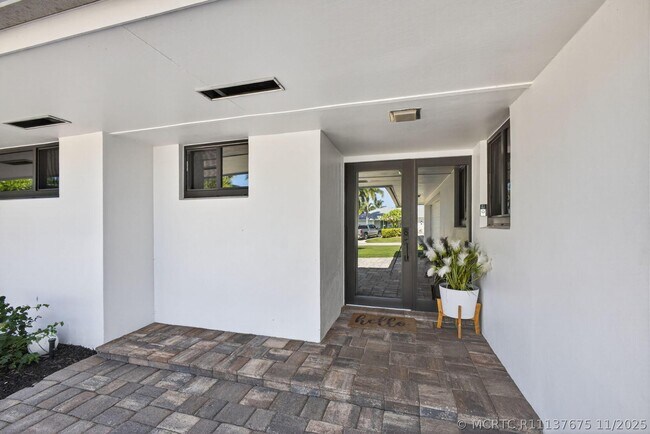 12 Leeward Cir