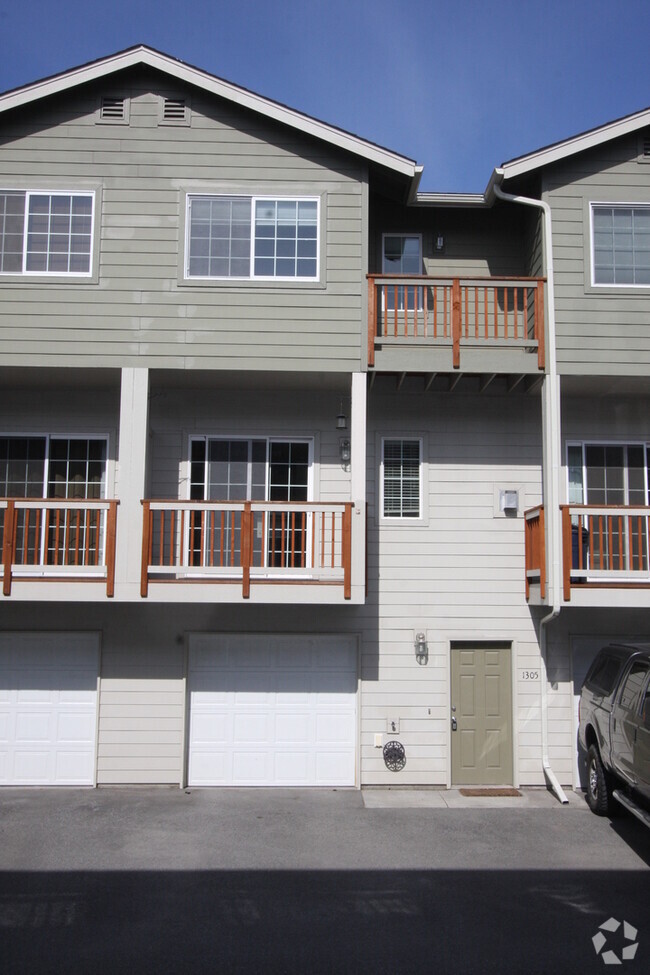 Building Photo - 2 Bedroom Townhouse near Downtown Anchorage