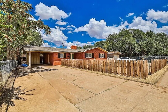 Building Photo - Come check out this great 3 bedroom 2 bathroom house located near Texas Tech!