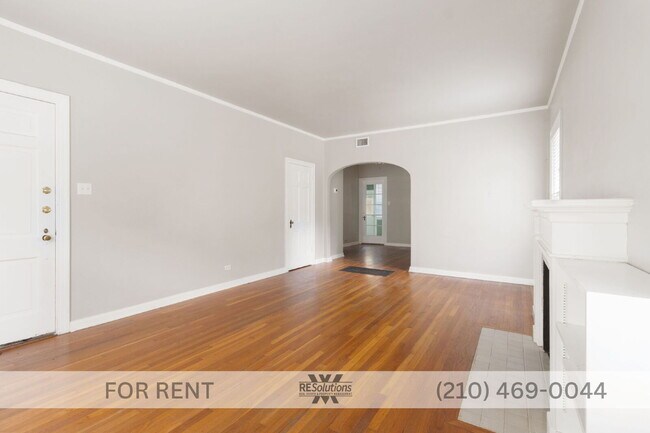 Photo - "Charming 2-Bedroom Retreat with Gleaming Hardwood Floors in Prime San Antonio Location!" Unit 1