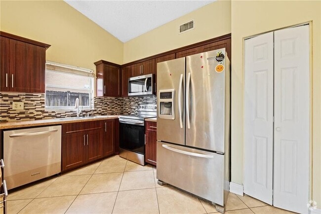 Building Photo - 4950 NW 83rd Ave Rental