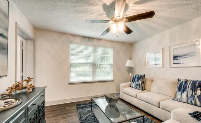 Building Photo - 2 bedroom in Dickinson TX 77539 Unit 2035 Rental