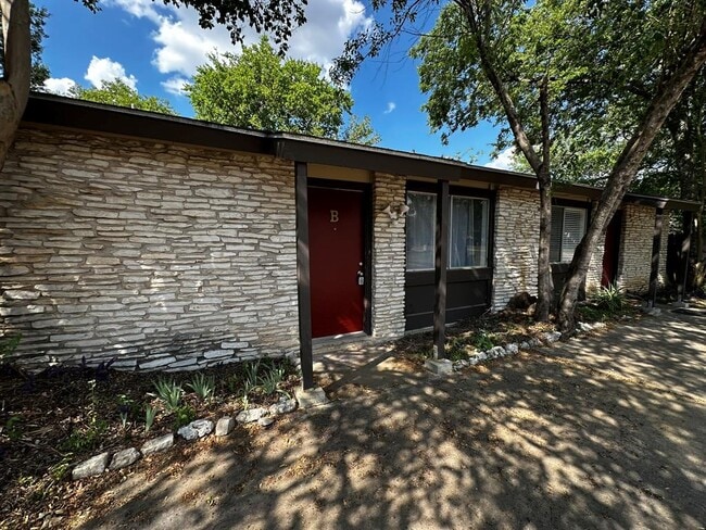 Building Photo - 310 Craigmont Dr Rental