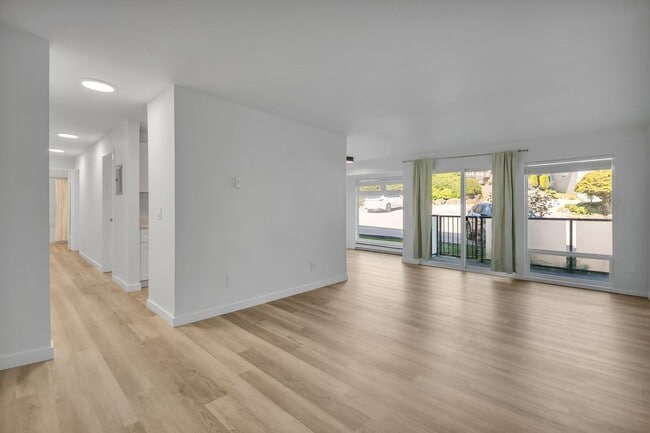 Photo - Light & Bright Tukwila Condo