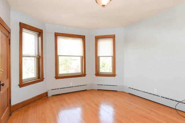 5140 W Roscoe St Unit J05P