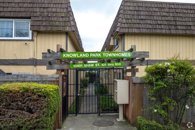 Entrada del edificio - Knowland Park Townhomes