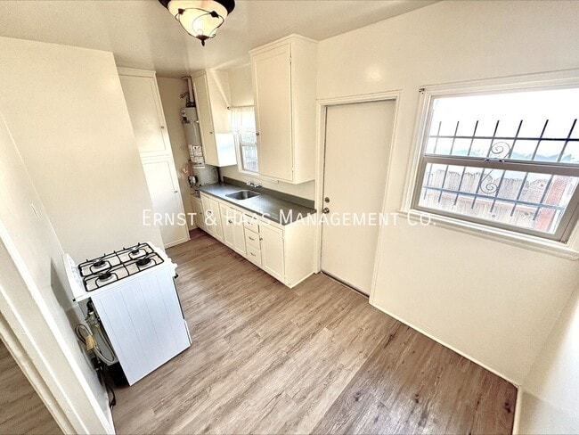 31 W Market St