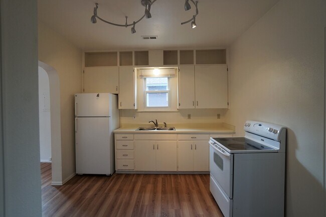 Photo - 824 Midland Ave