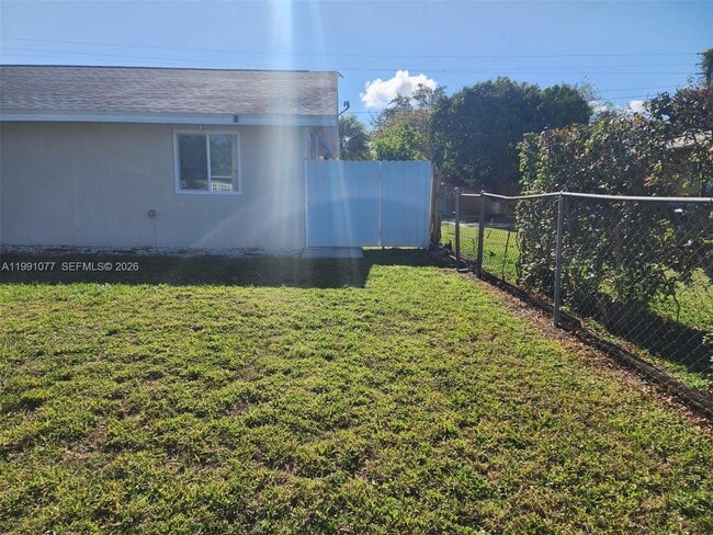 Building Photo - 16101 SW 97th Ave Unit Side/Studio