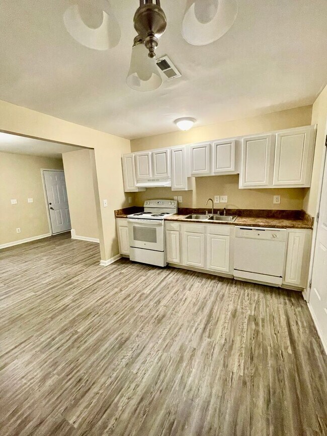 Photo - Faber2518 in Charlotte’s Ponderosa - Wingate neighborhood is a 4-bedroom, 2-bath home
